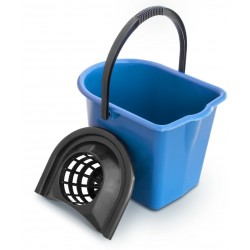 Oval bucket with squeezer